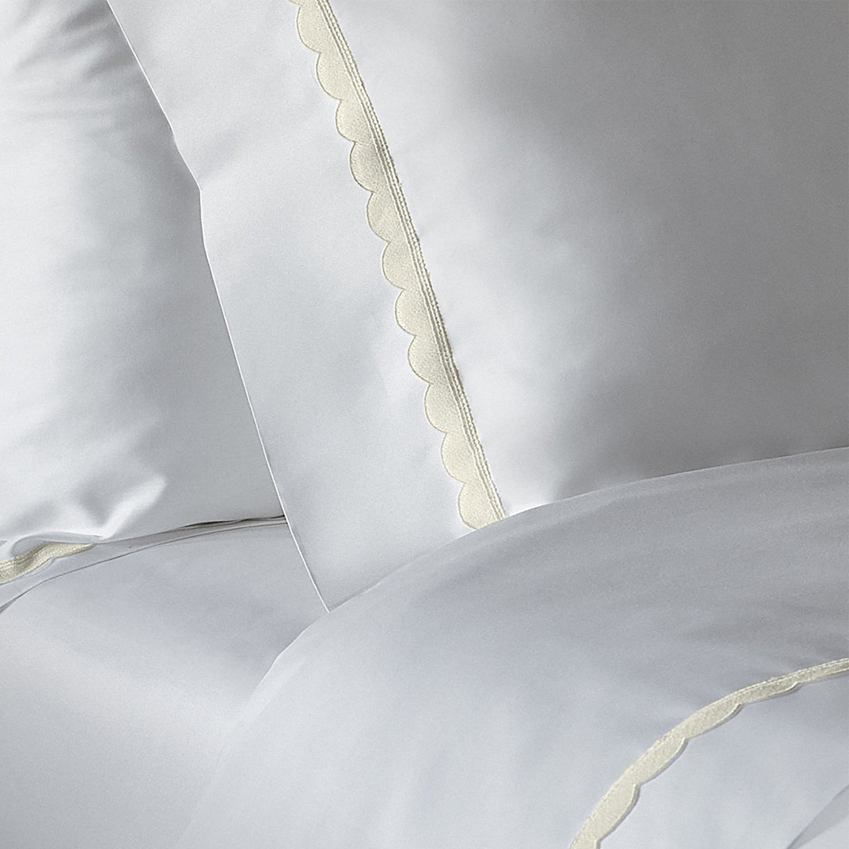 Coppia di Federe in Raso di Cotone con Macramè Smerlato - Castello Federa Fazzini Atelier