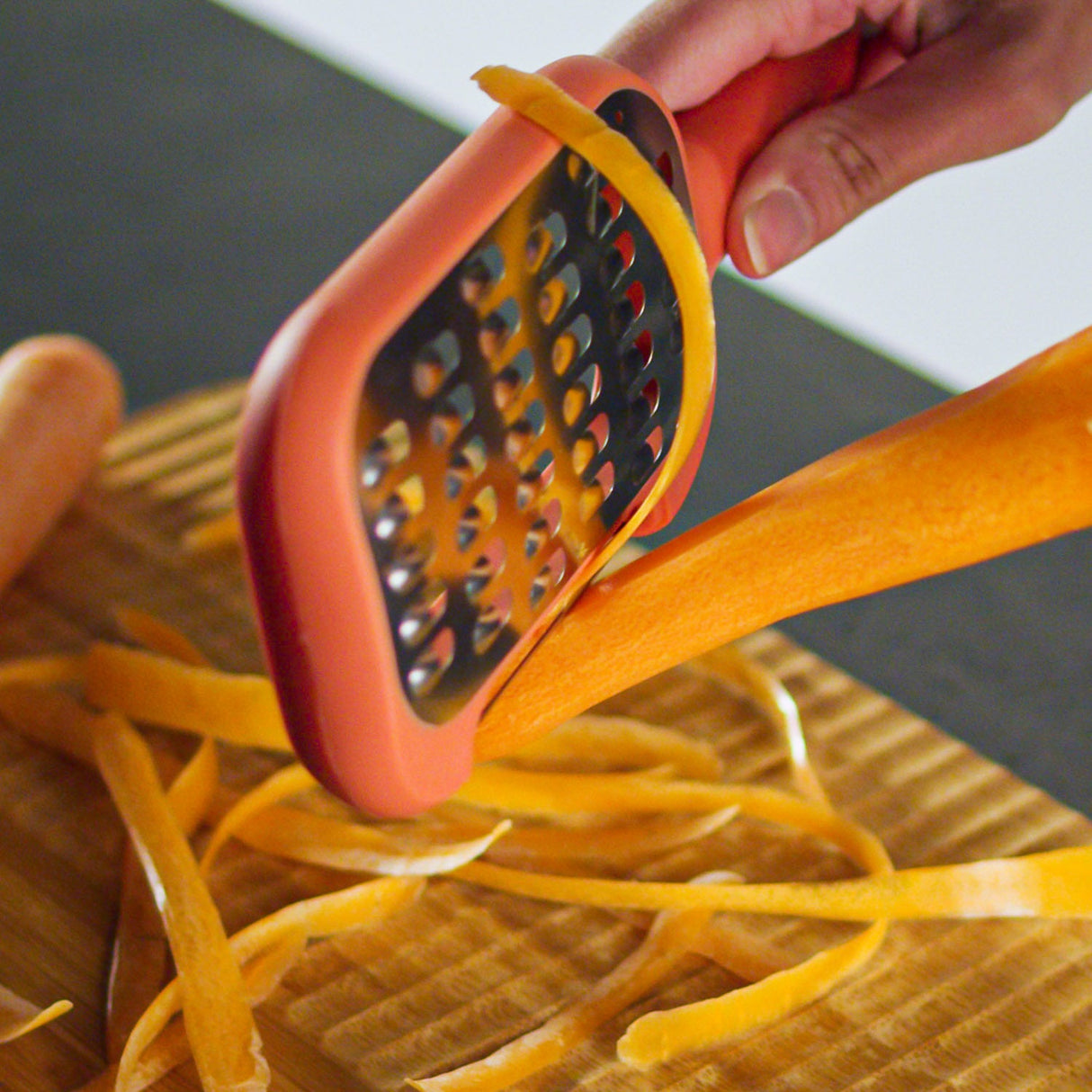 Grattugia Verdure con Peeler Integrato - Peel & Grate Grattugia Trebonn 